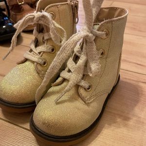 $8
Cat & Jack Glitter Boots
Size 7
GUC.
